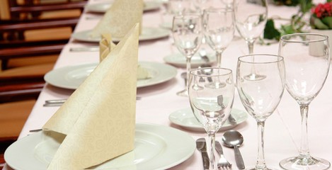 Preview: Servietten Airlaid 40x40cm 1/4 -Falz mit Rosenmuster rot 