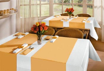 Preview: Tischläufer Airlaid 24m x 40cm - alle 120cm perforiert stoffähnlich weiß